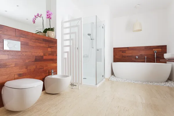 広々 とした明るいバスルーム — ストック写真