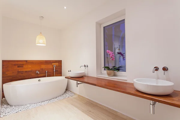 Светлая стильная ванная комната — стоковое фото