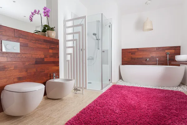 Red carpet in heldere badkamer — Stockfoto