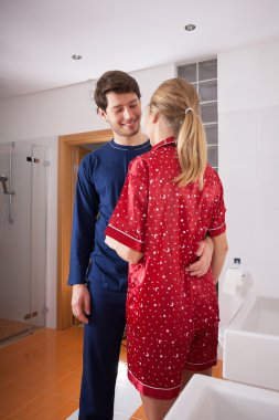 Çift ayakta banyoda