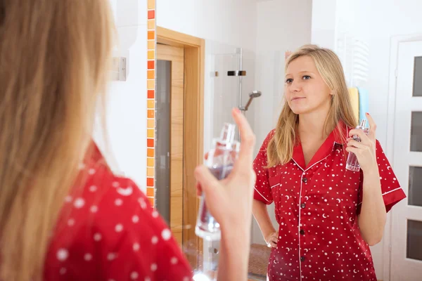 Mujer usando spray corporal — Foto de Stock