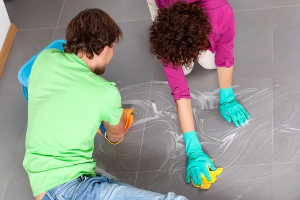 Coppia durante i lavori domestici — Foto Stock