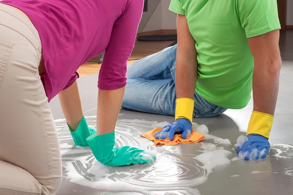Paar putzt Fußboden — Stockfoto