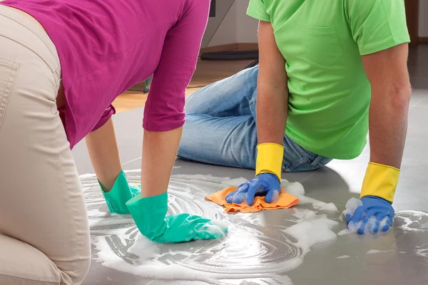 Couple cleaning floor — Stock Photo, Image