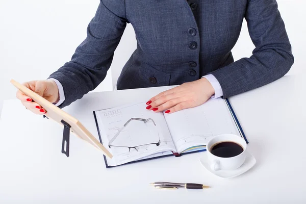 Mulher ativa moderna no trabalho — Fotografia de Stock