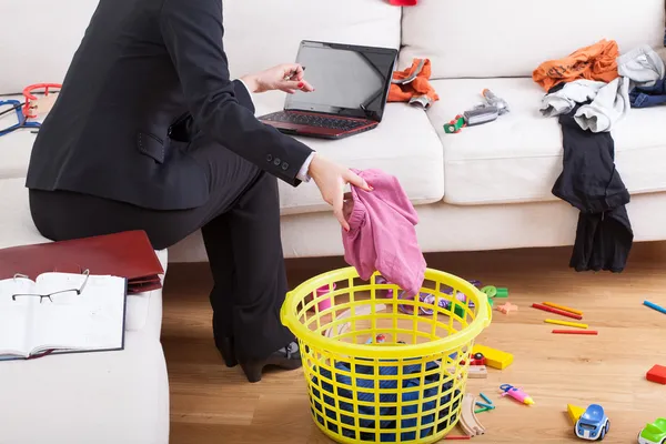 Aktive Frau putzt Haus und arbeitet — Stockfoto