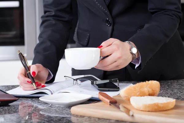 Affärskvinna under frukosten — Stockfoto