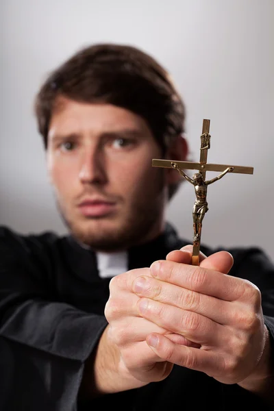 Exorcista con crucifijo — Foto de Stock