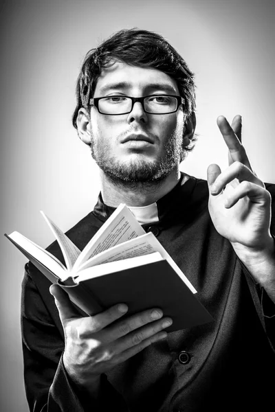 Sacerdote está enseñando la Sagrada Escritura a los creyentes —  Fotos de Stock