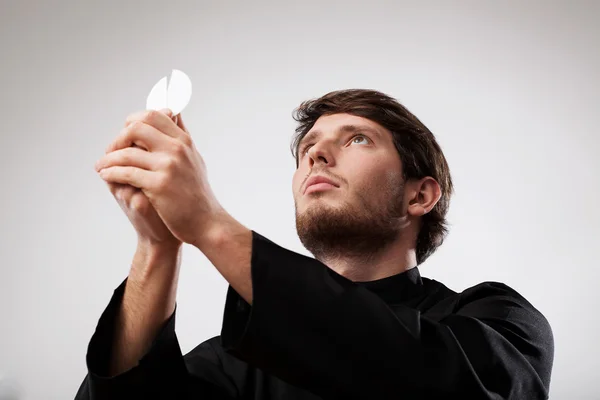 Young priest is celebrating a Holy Mass — Stock Photo, Image