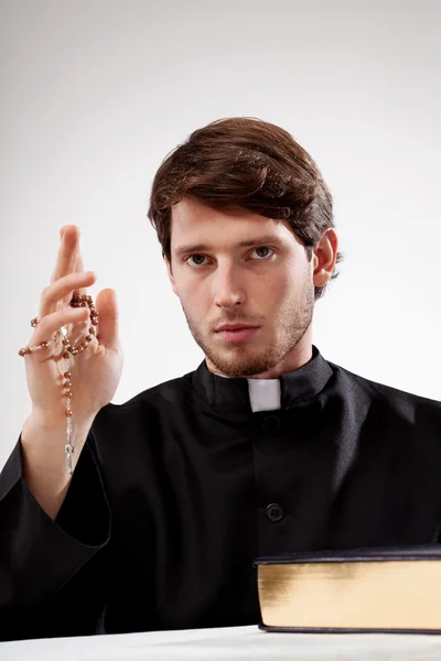 Hombre católico con rosario en la mano — Foto de Stock