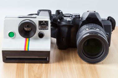 Polaroid ve dijital fotoğraf makinesi