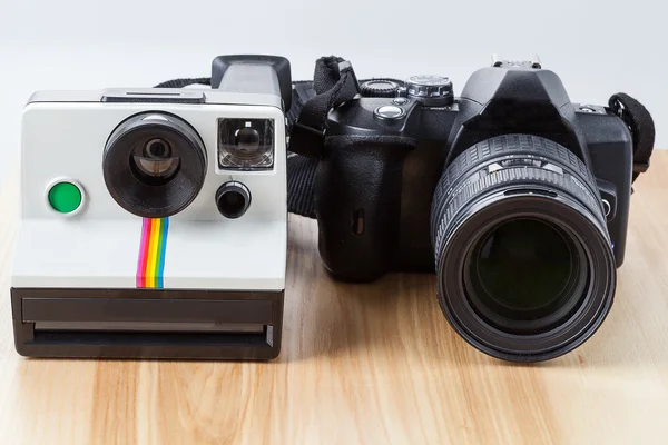 Cámara Polaroid y digital — Foto de Stock