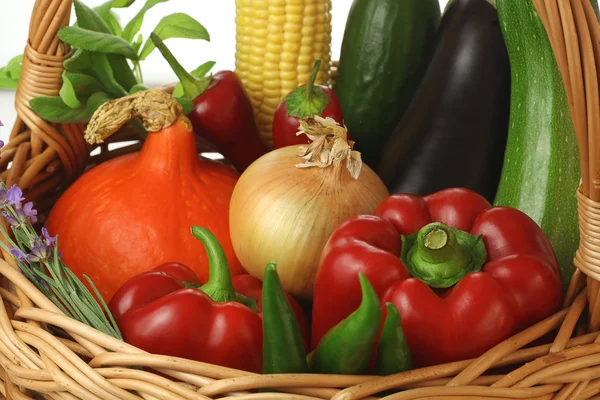 Koszyk z warzywami — Zdjęcie stockowe