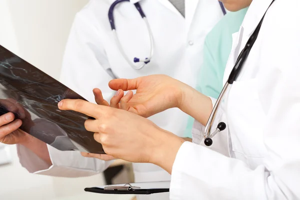 Doctors looking at scan — Stock Photo, Image