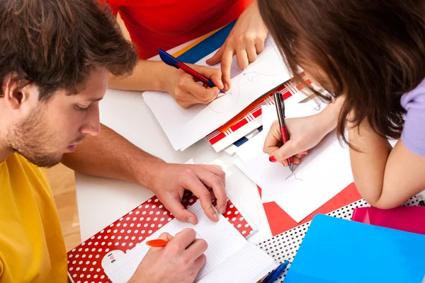 Estudiantes activos haciendo un proyecto juntos — Foto de Stock