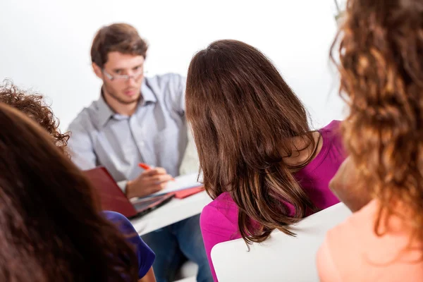 Grupo de estudiantes que participan en la conferencia — Foto de Stock