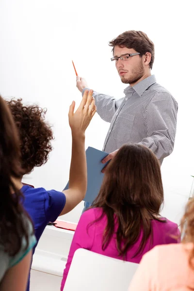 Föreläsare diskuterar med studenter — Stockfoto