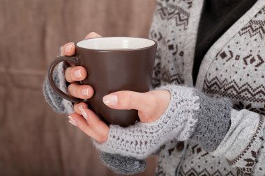 kadın sıcak çikolata ile