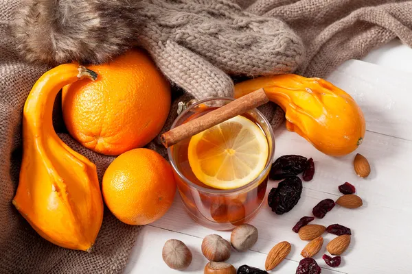 Winterfrüchte und Trinken — Stockfoto