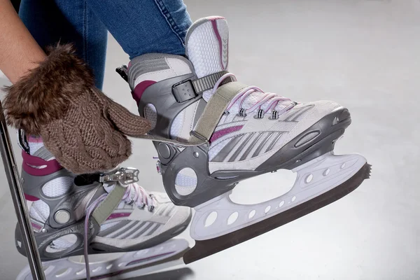 Vrouw voorbereiden schaatsen — Stockfoto