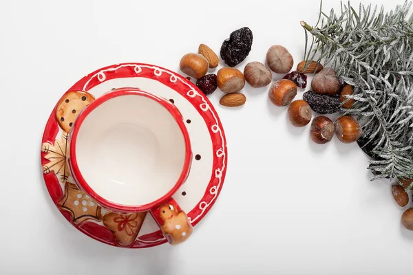 Рождественская чашка чая и орехи — стоковое фото