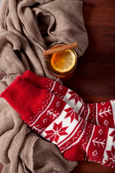 Warme Wintersocken und heißer Tee — Stockfoto