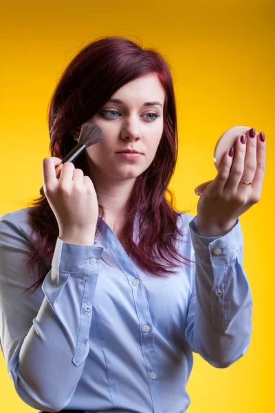 Mujer haciendo maquillaje. — Foto de Stock