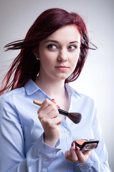 Woman applying blush — Stock Photo, Image