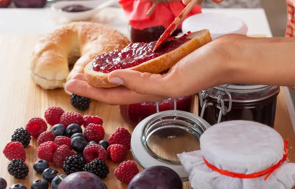 Beeren und Brot mit Marmelade — Stockfoto