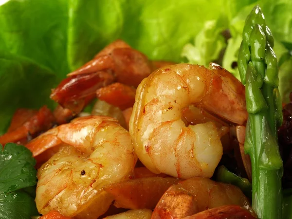 Closeup of shrimp salad with asparagus, — Stock Photo, Image