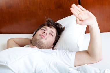 Akşamdan kalma olan adam