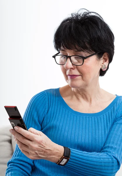 Äldre kvinna med mobiltelefon — Stockfoto