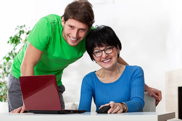 Grand-mère et petit-fils avec ordinateur portable — Photo