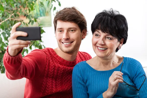 Mor och son med selfie — Stockfoto