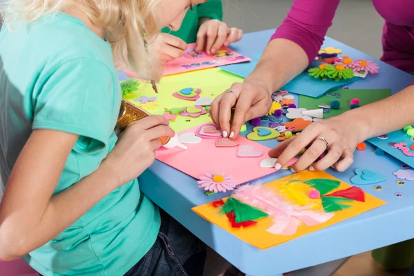 Niños haciendo decoraciones sobre papel — Foto de Stock