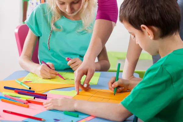 Kinder haben Spaß am Zeichnen — Stockfoto