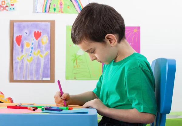 Маленький хлопчик малює на уроці мистецтва — стокове фото