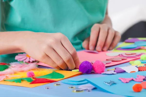 Chico haciendo artesanías — Foto de Stock