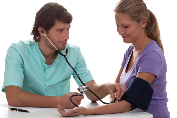 Doctor testing blood pressure — Stock Photo, Image