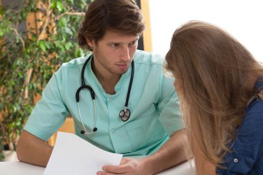 hastalık hastası ile konuşan doktor