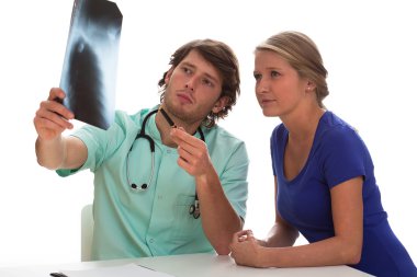 Doktor ve hasta akciğer resmini izliyorum