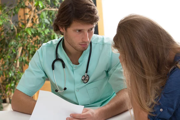 Doctor talking with hypochondriac — Stock Photo, Image