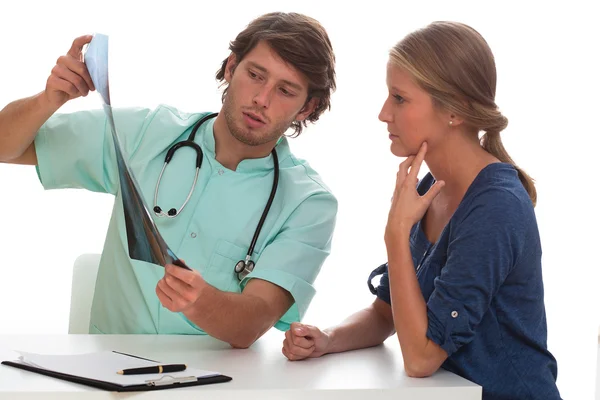 Doctor explaining the x-ray results — Stock Photo, Image