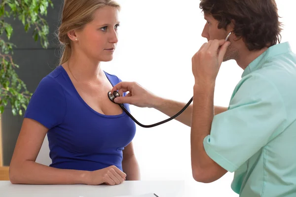 Cardiólogo examinando a un paciente — Foto de Stock