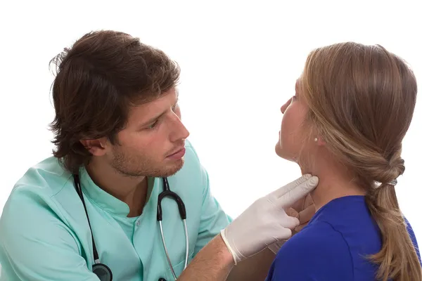 Laryngologist 测试女人的脖子 — 图库照片
