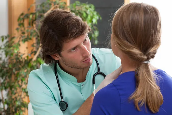 Doctor examining a woman — Stock Photo, Image