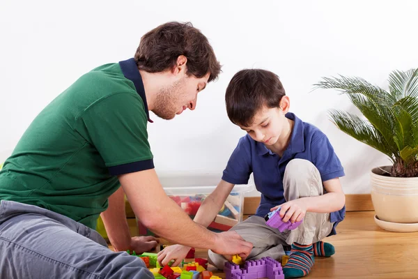 Giovane padre trascorrere del tempo con il figlio — Foto Stock