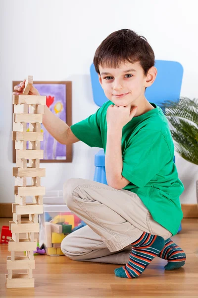 Mignon garçon jouer à préscolaire — Photo