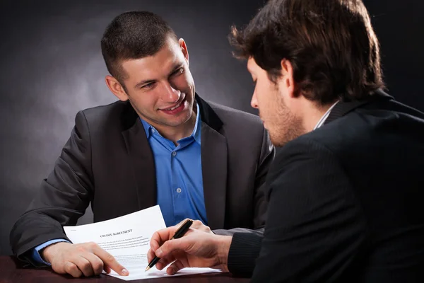 Hombre ingenuo firmando el contrato de usura — Foto de Stock